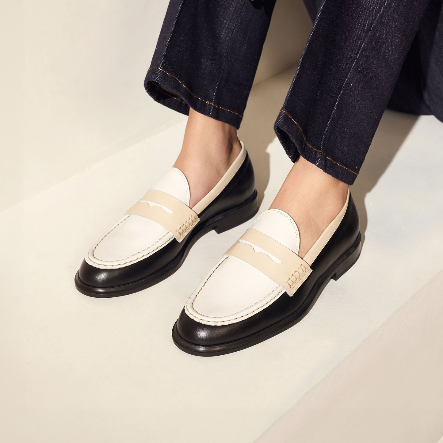 Vendôme Blandine black and white calfskin leather loafers with white details -  - Isabel Bernard