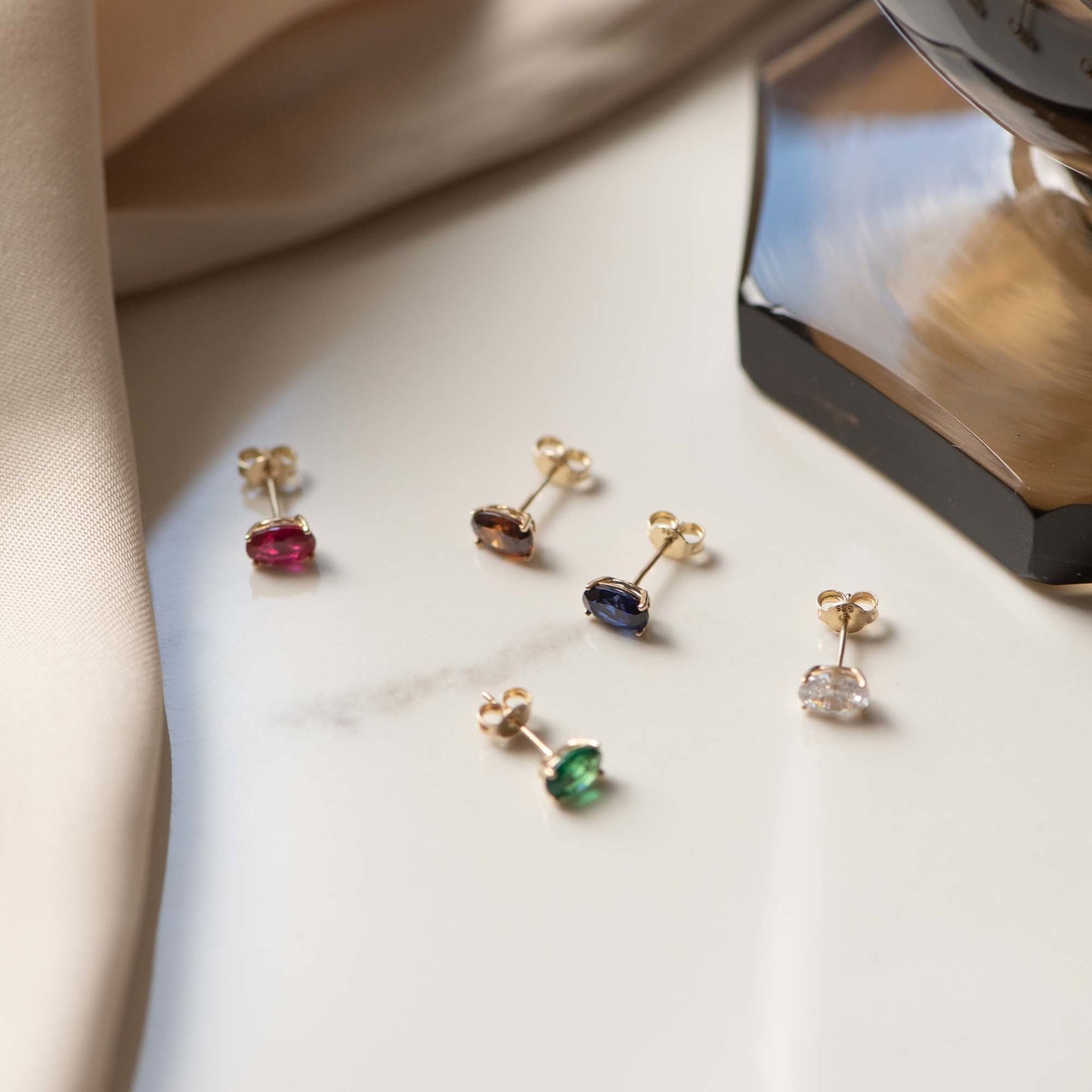 Baguette Olivia 14 karat gold stud ear studs with green zirconia stone -  - Isabel Bernard