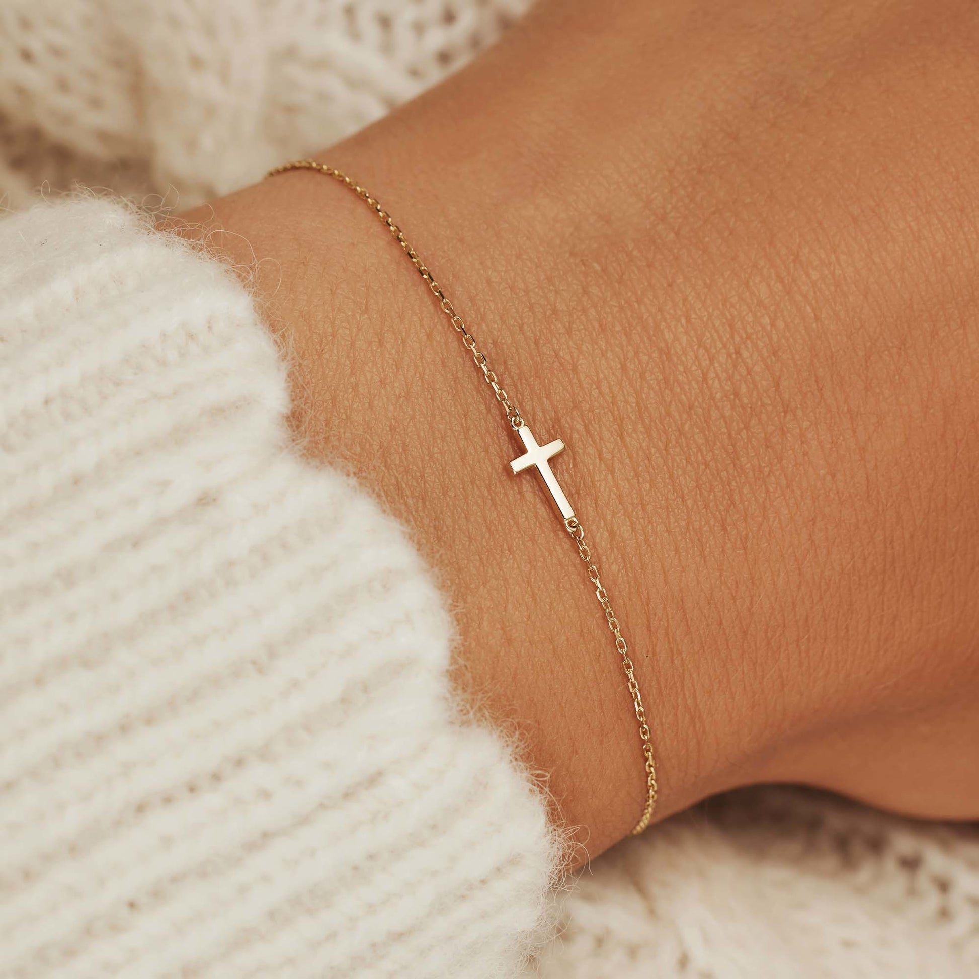 Monceau Solange 14 karat gold bracelet with cross -  - Isabel Bernard