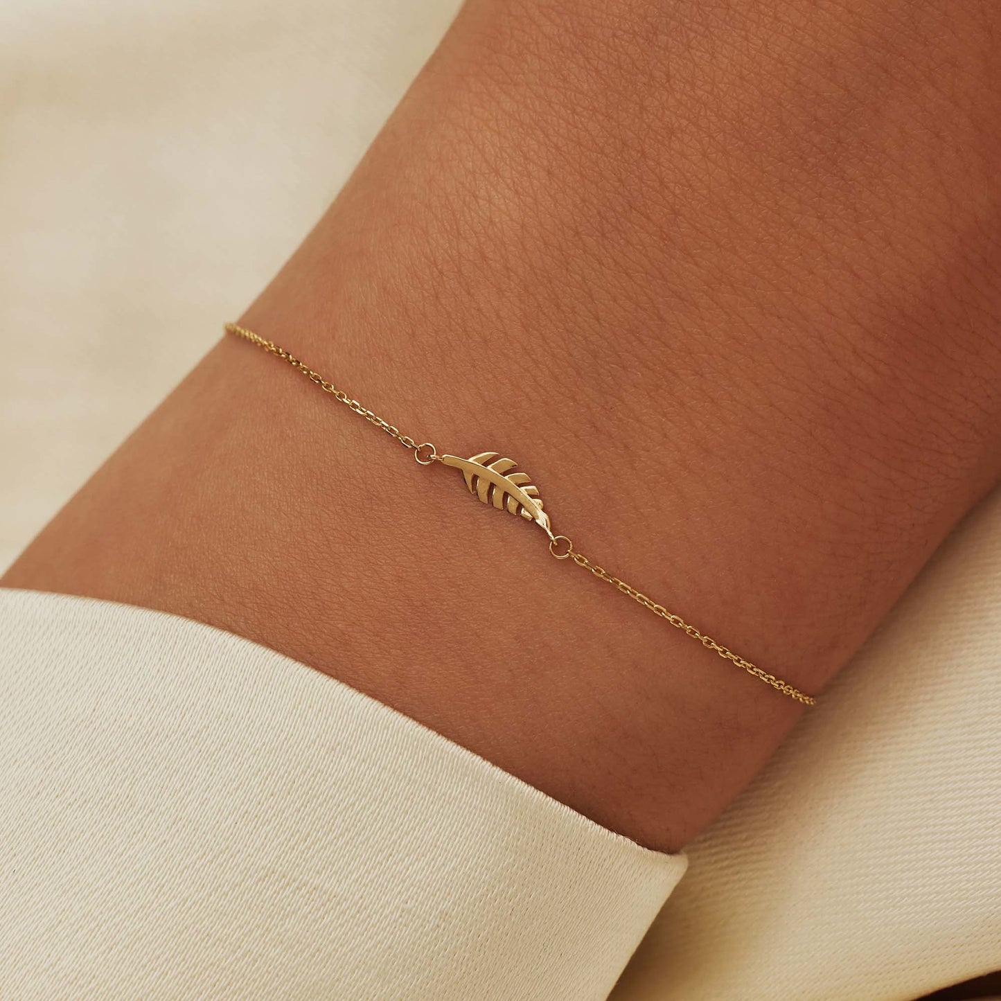 Monceau Giselle 14 karat gold bracelet with feather -  - Isabel Bernard