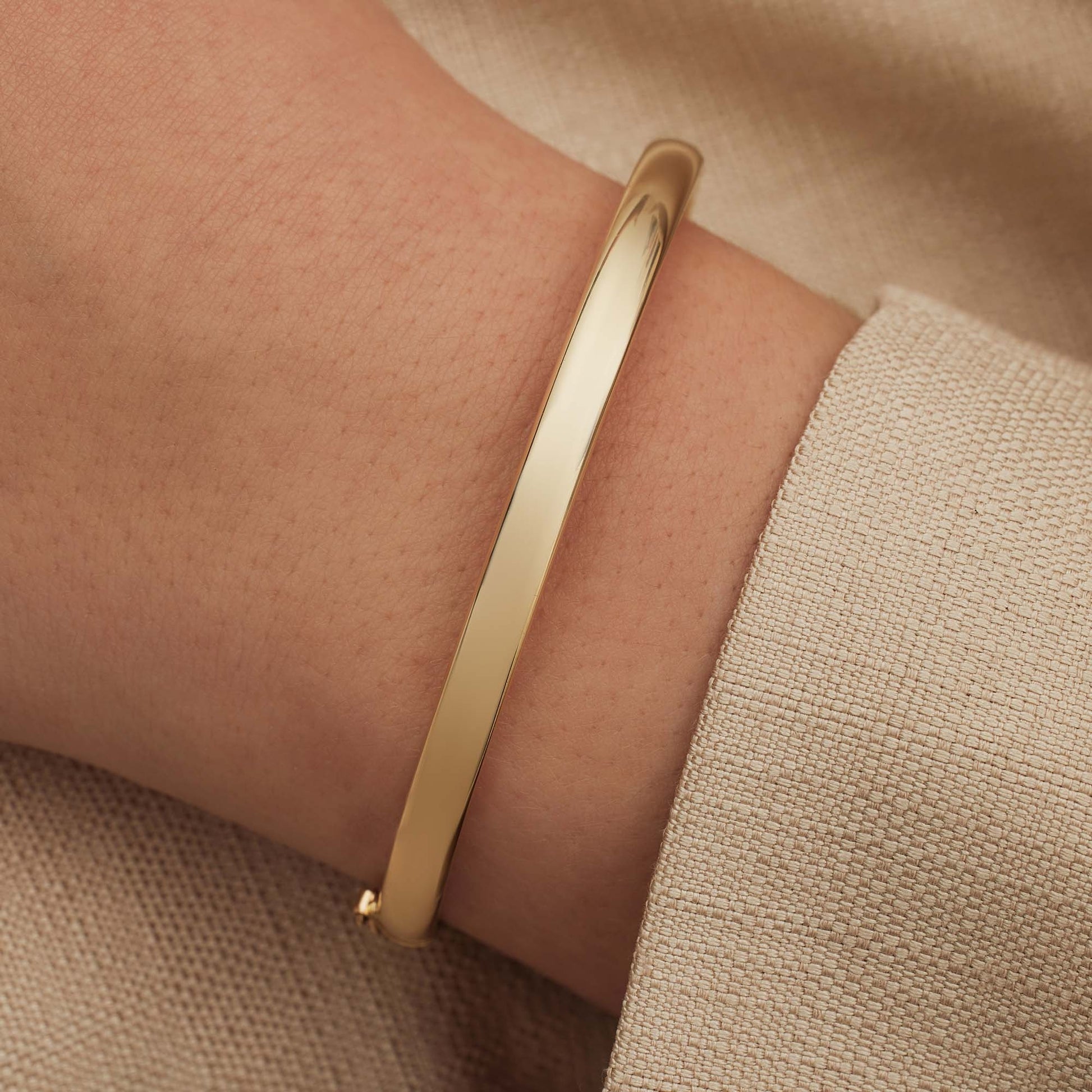 Cour d'Honneur Lucienne 14 karat gold bangle with round edge -  - Isabel Bernard