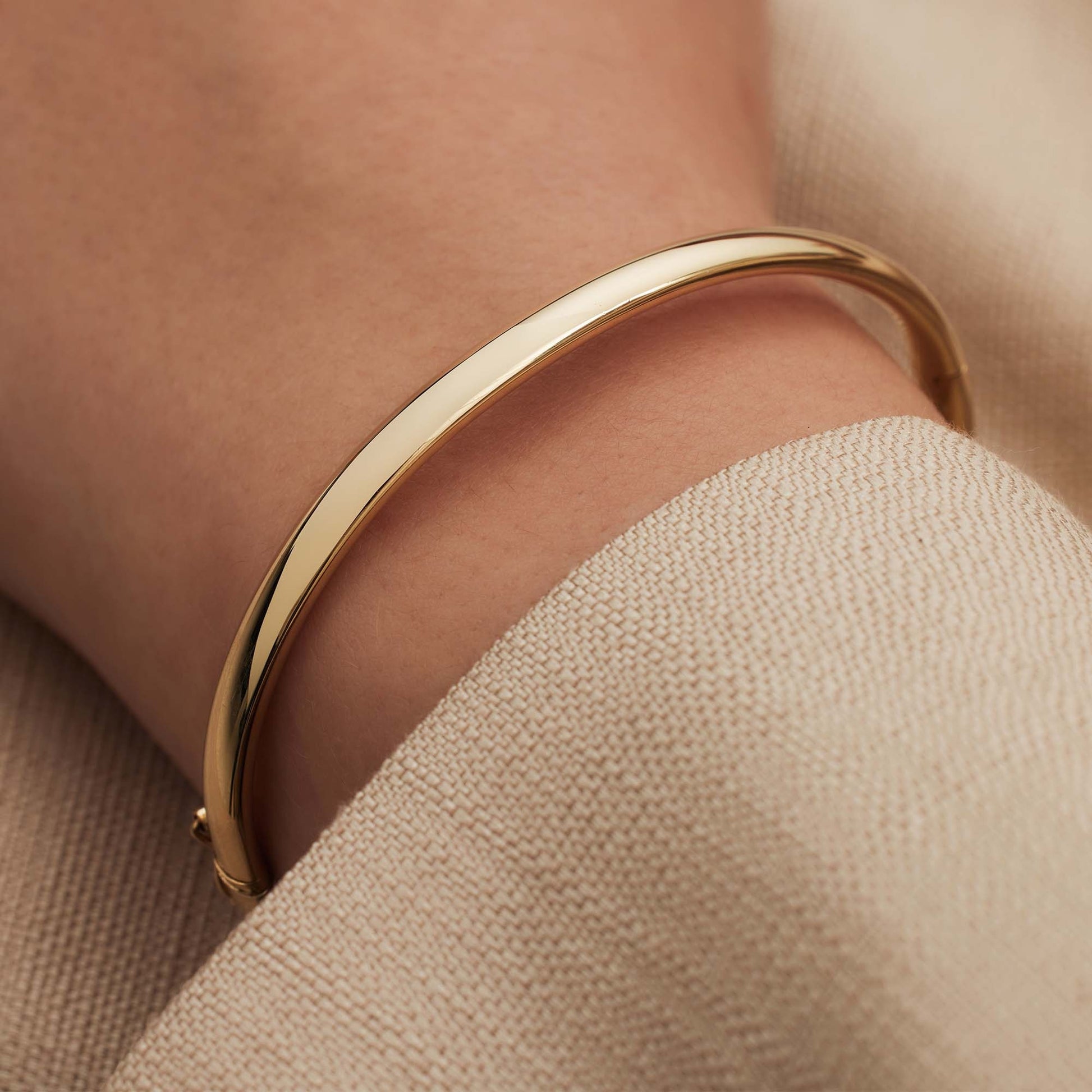 Cour d'Honneur Lucienne 14 karat gold bangle with round edge -  - Isabel Bernard