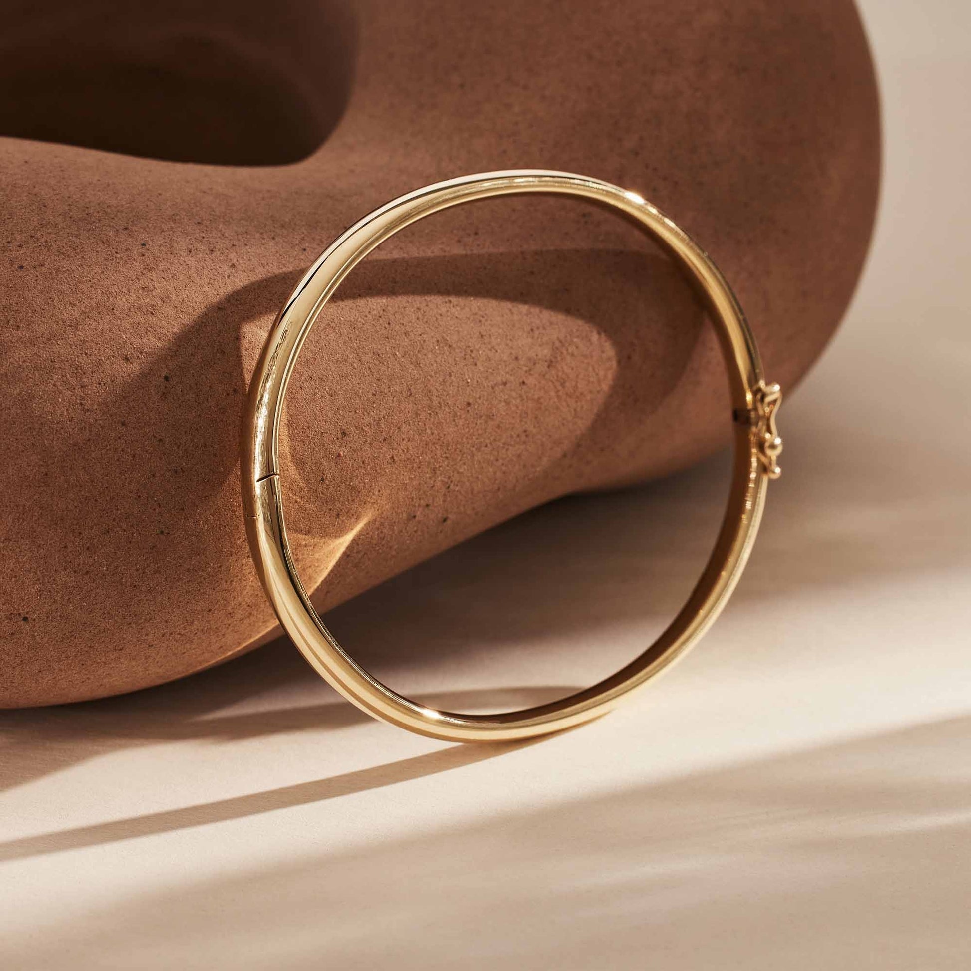 Cour d'Honneur Lucienne 14 karat gold bangle with round edge -  - Isabel Bernard