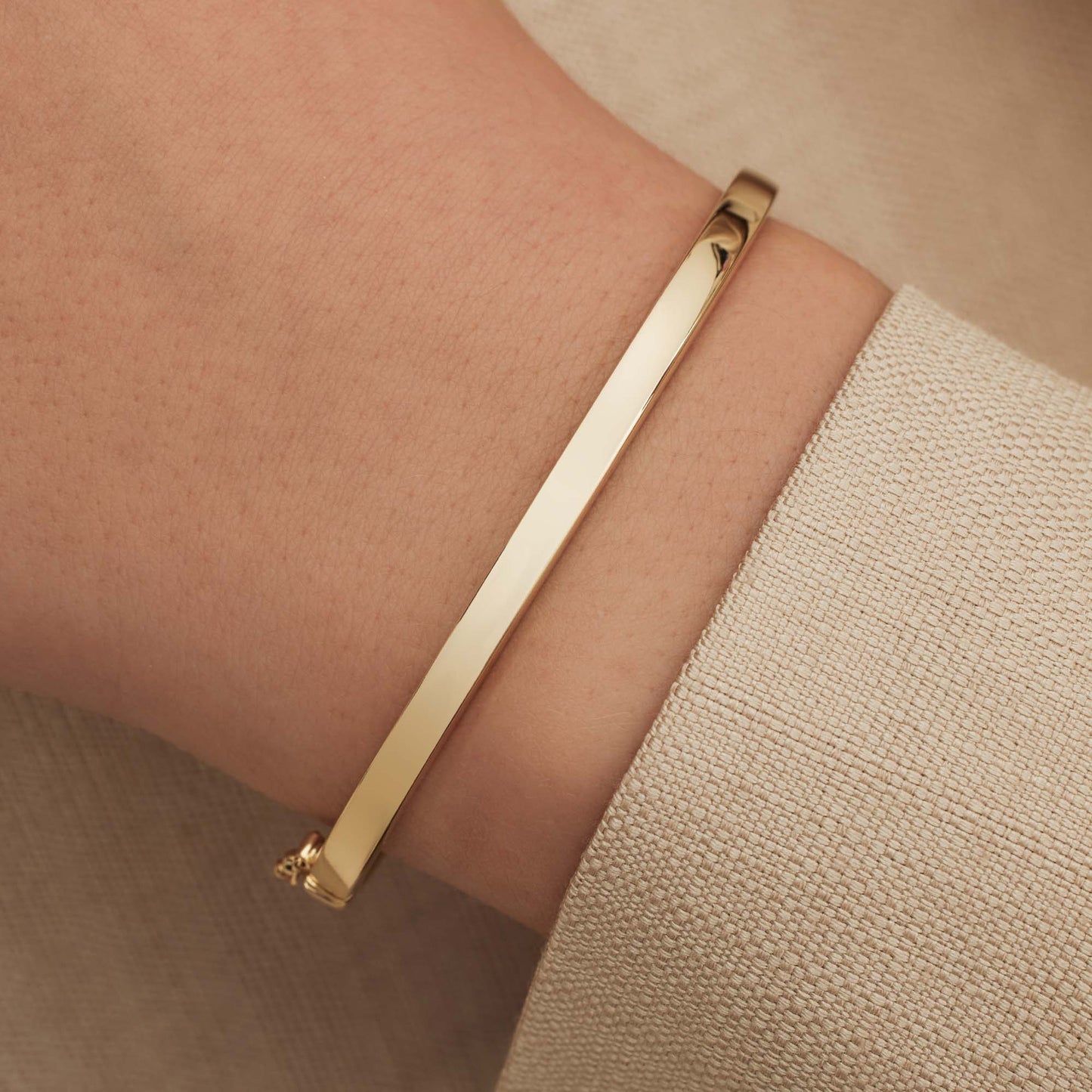 Cour d'Honneur Clara 14 karat gold bangle with rectangular edge -  - Isabel Bernard