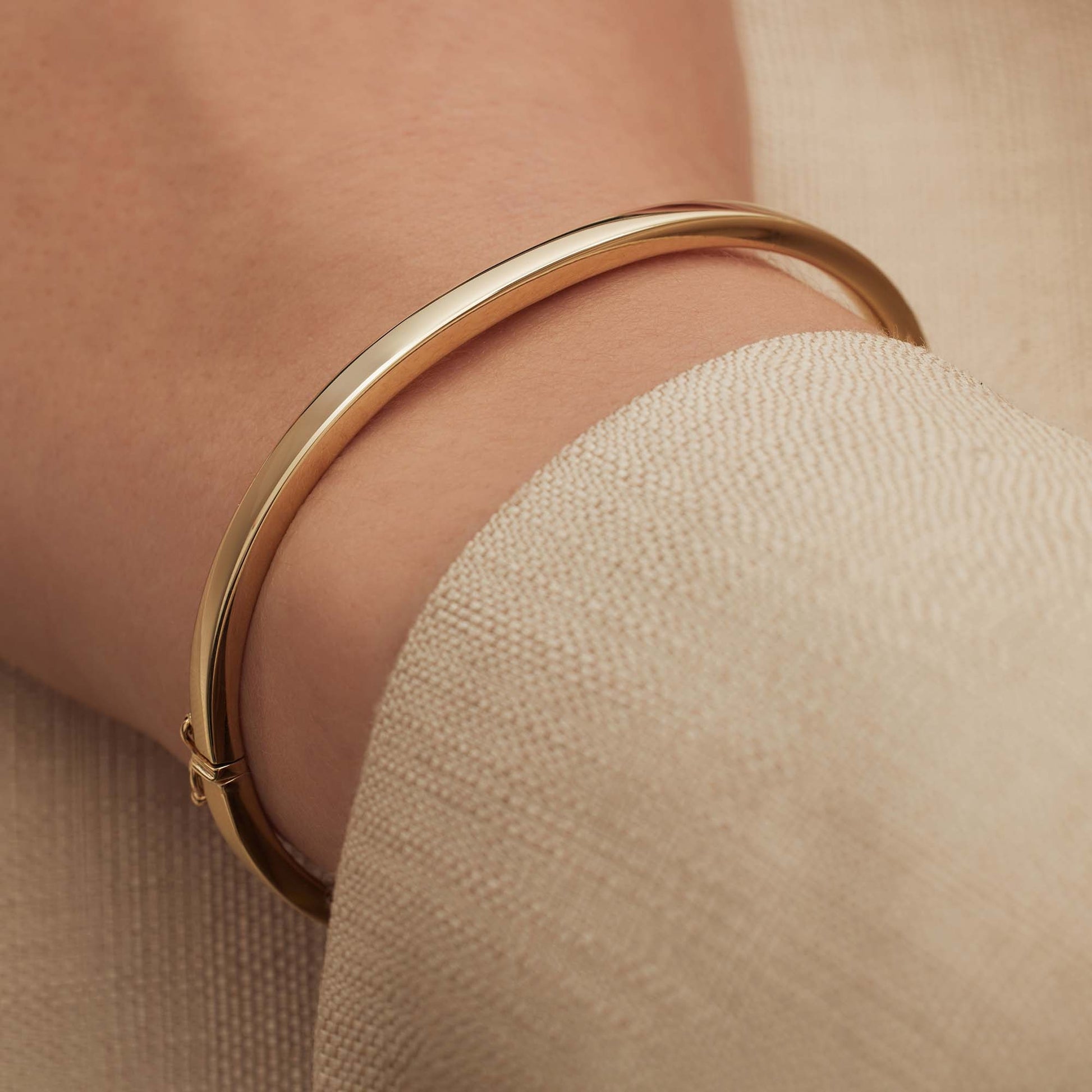 Cour d'Honneur Clara 14 karat gold bangle with rectangular edge -  - Isabel Bernard