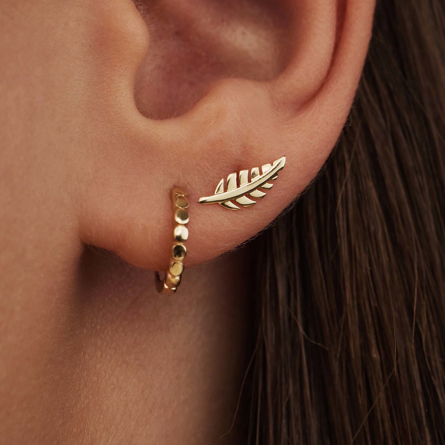 Monceau Giselle 14 karat gold ear studs with feather -  - Isabel Bernard