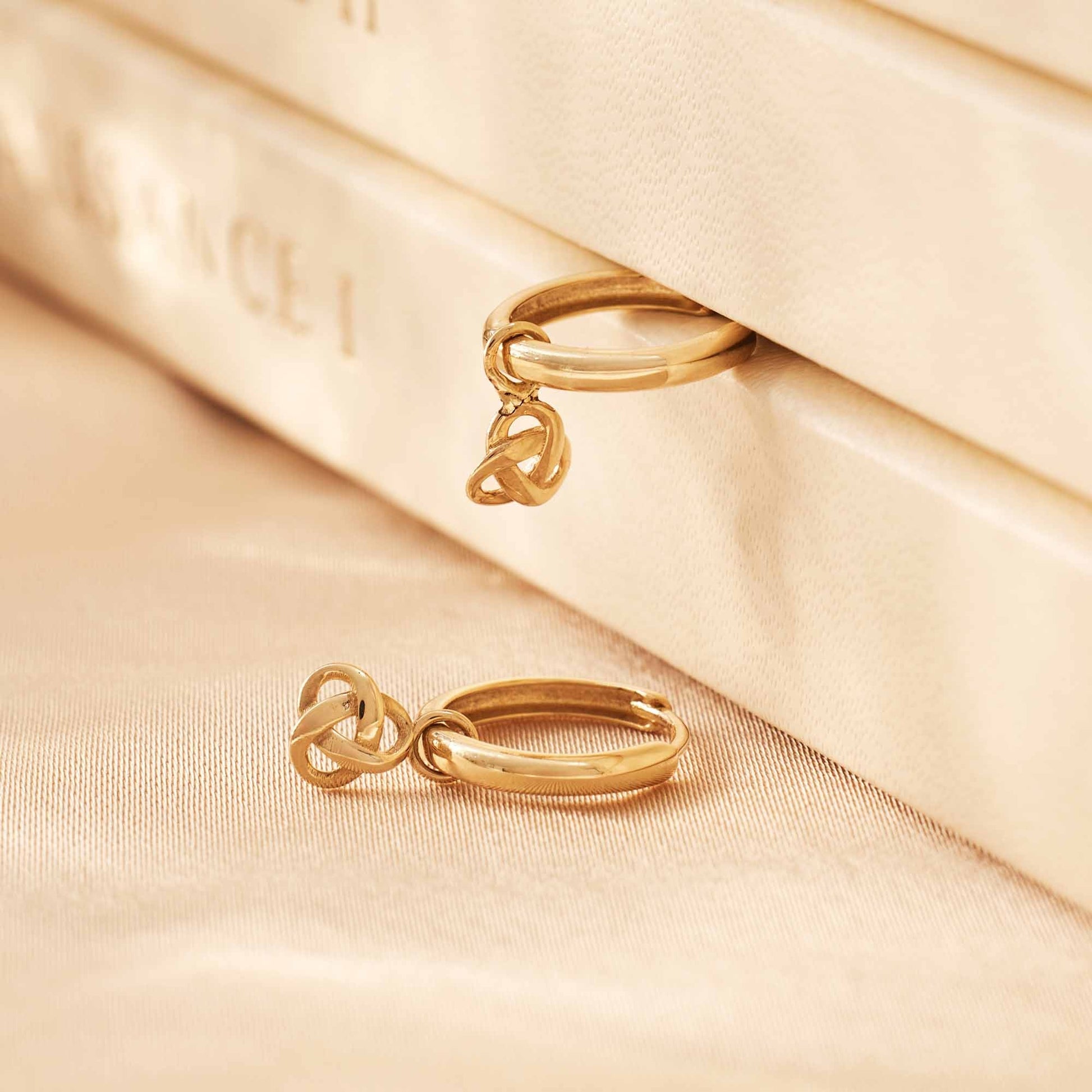 Rivoli Méline 14 karat gold hoop earrings with knot -  - Isabel Bernard