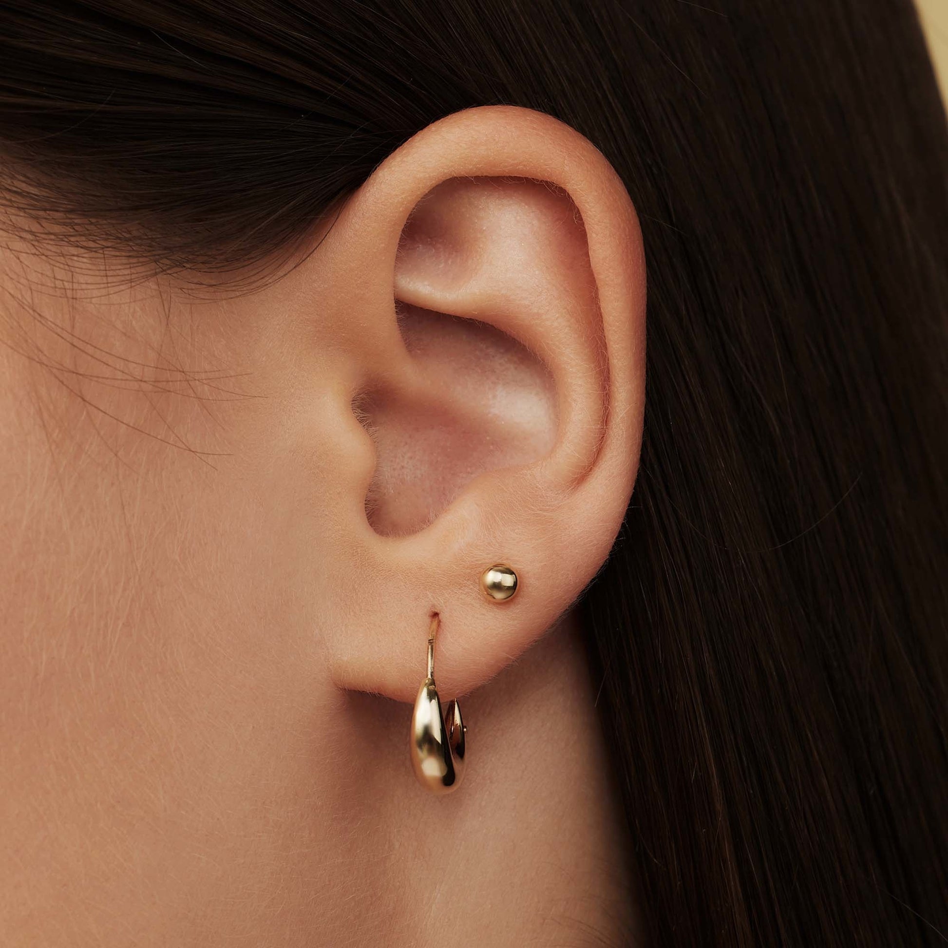 Le Marais Nadie 14 karat gold ear studs with sphere -  - Isabel Bernard