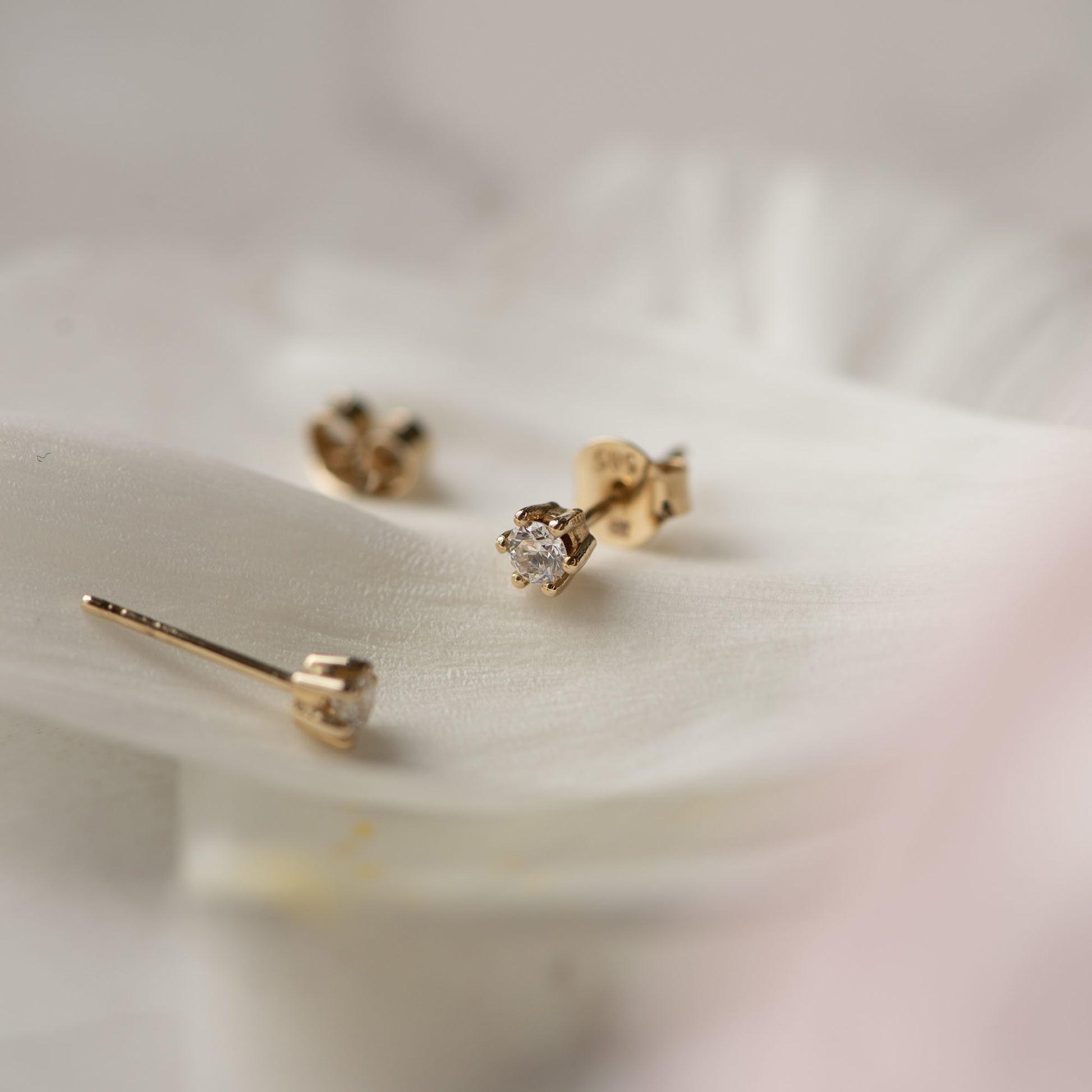 De la Paix Sybil 14 karat gold stud ear studs with diamond 0.20 carat -  - Isabel Bernard